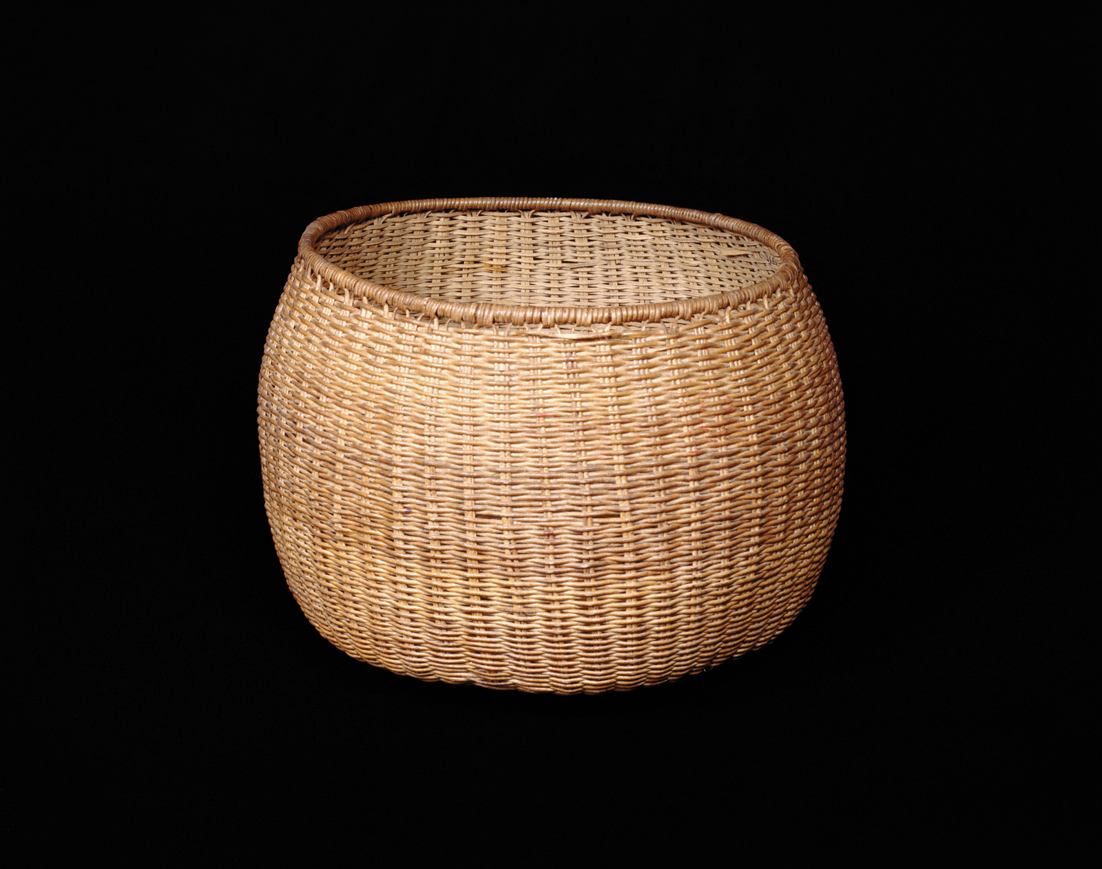 This robust basket made of mamure fibers is another example of the beautiful Baré basketmaking.