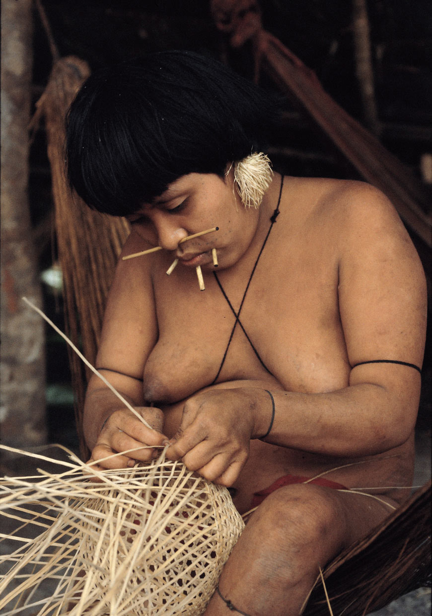 A Yanomami woman from the village of Konapuma-teri at the Siapa river weaves a basket.